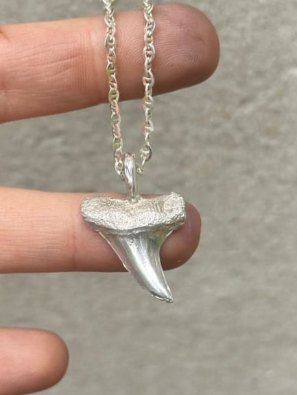 Center Mount Mako Charm