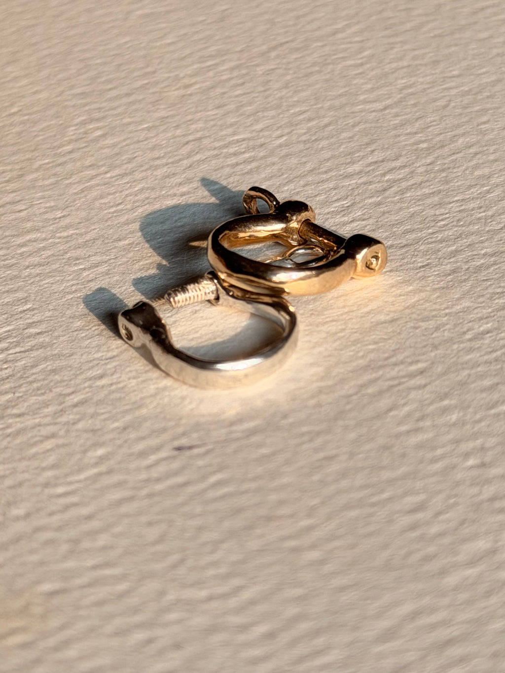Mini bow shackle in 14k gold