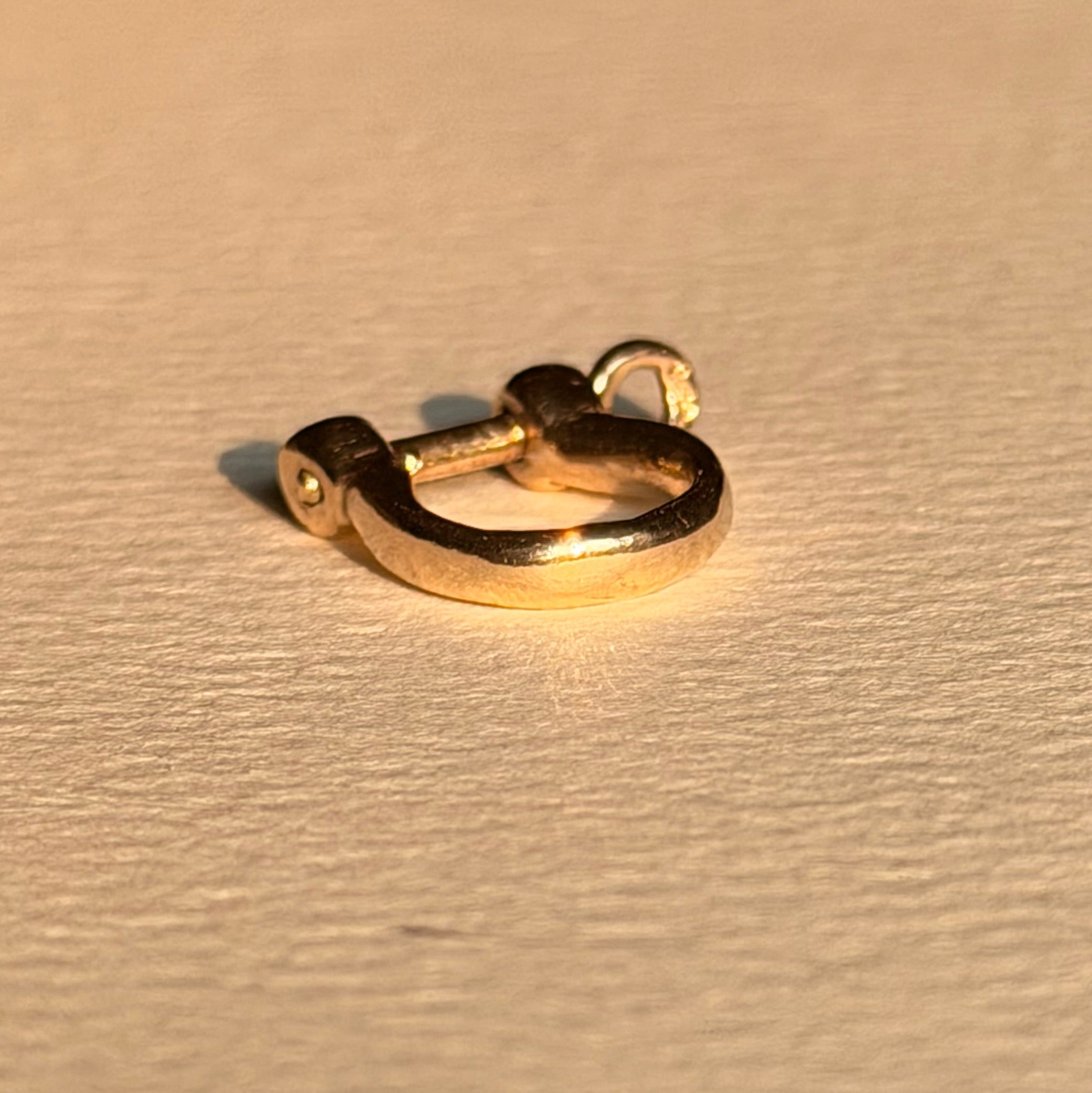 Mini bow shackle in 14k gold
