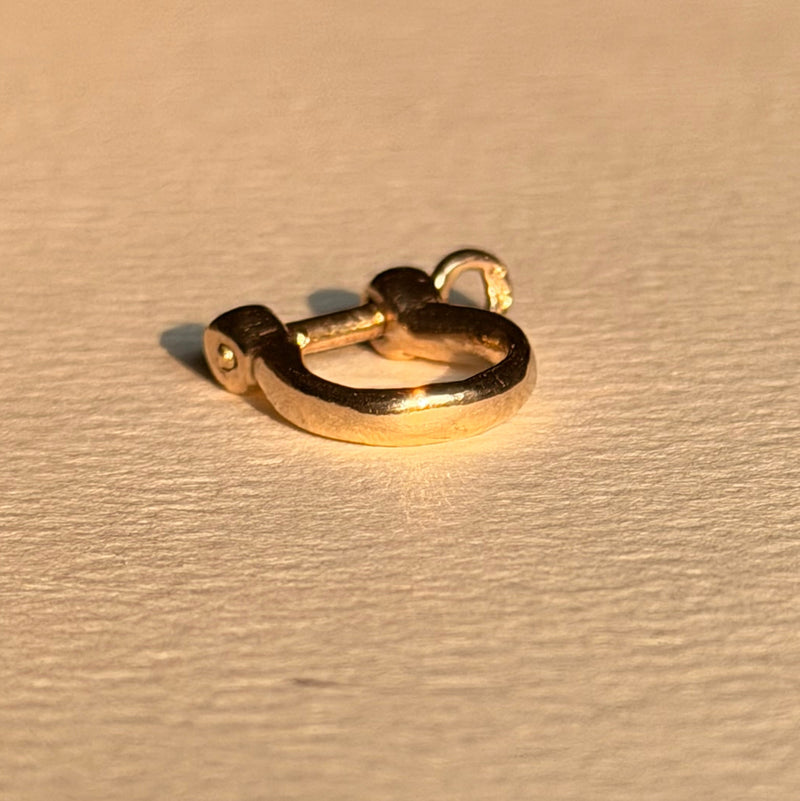 Mini bow shackle in 14k gold