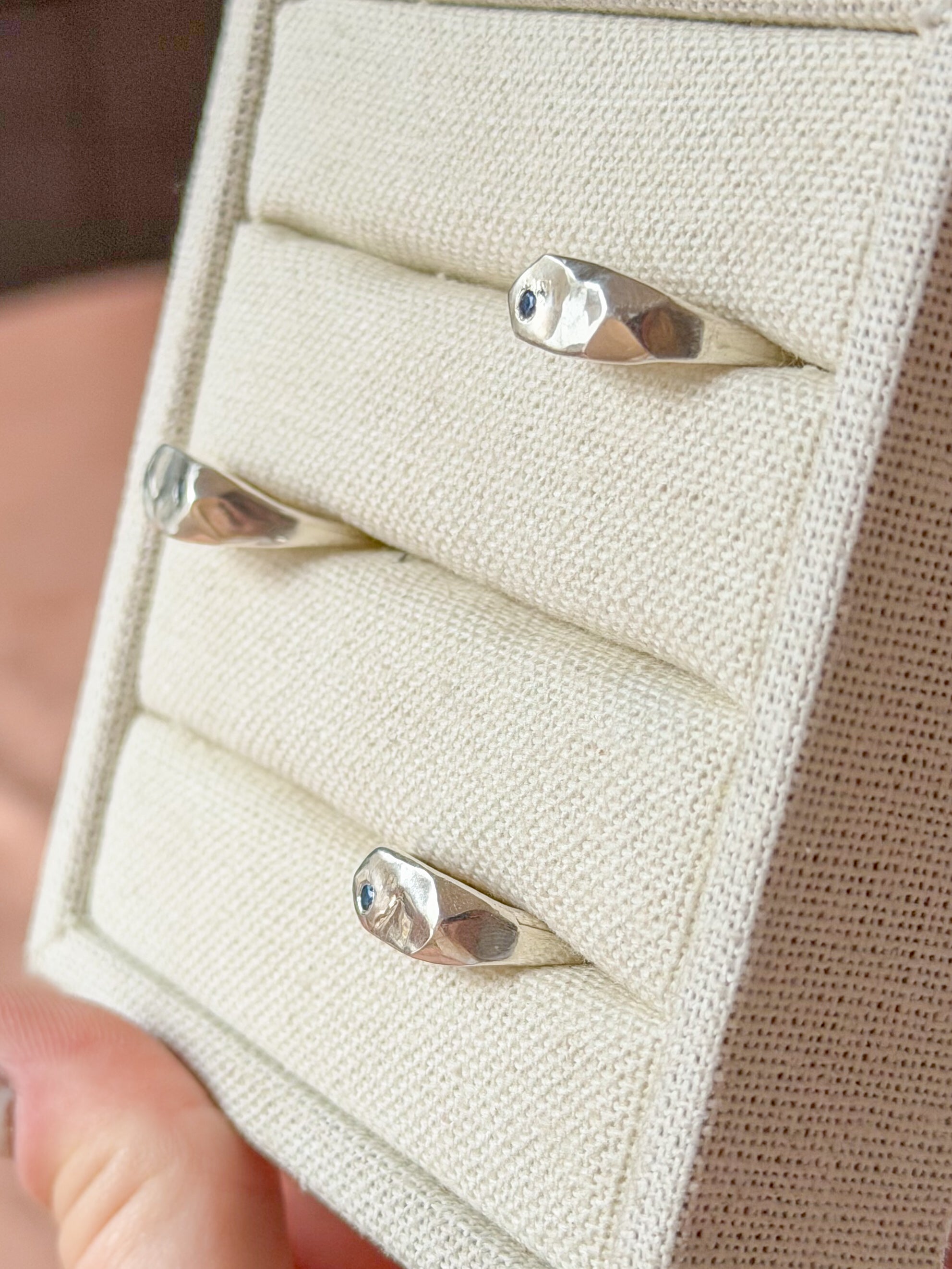 Sapphire rectangular ripples signet