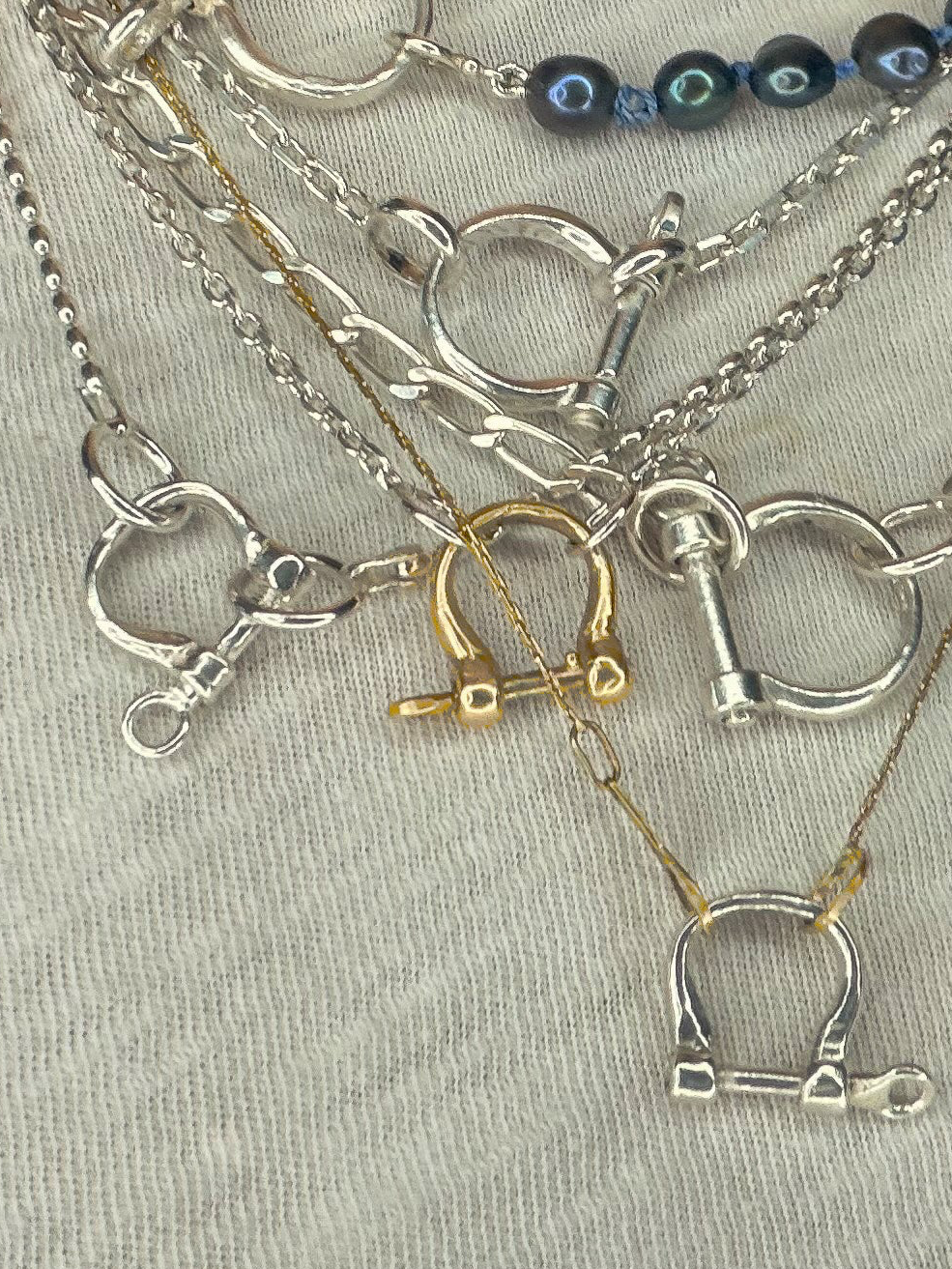 Mini bow shackle in 14k gold
