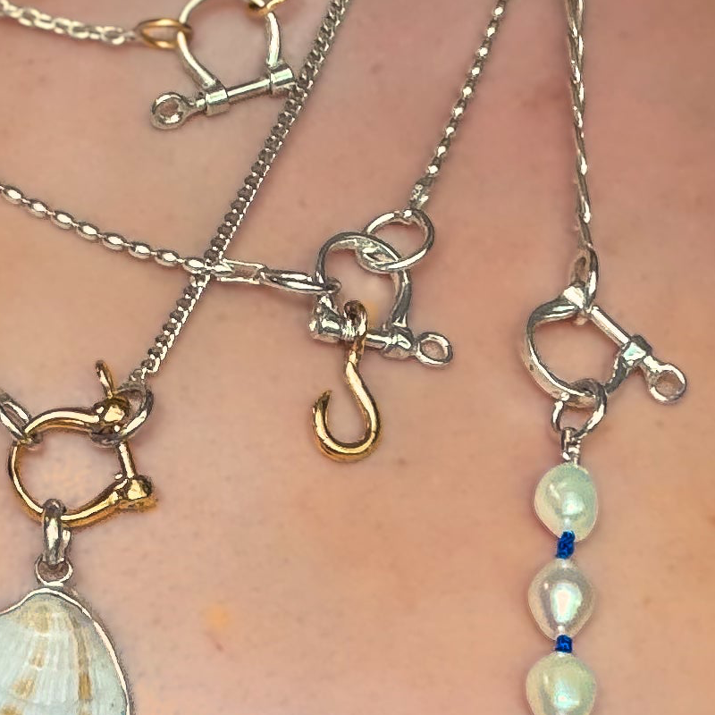 Hook charm 14k