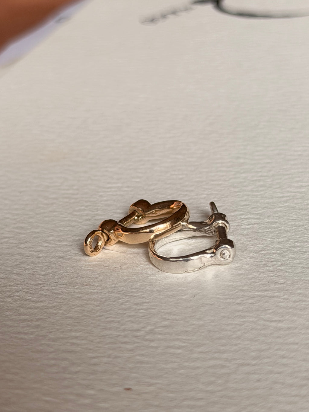 Mini bow shackle in 14k gold
