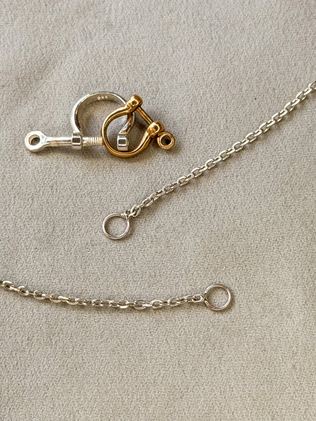 Mini bow shackle in 14k gold