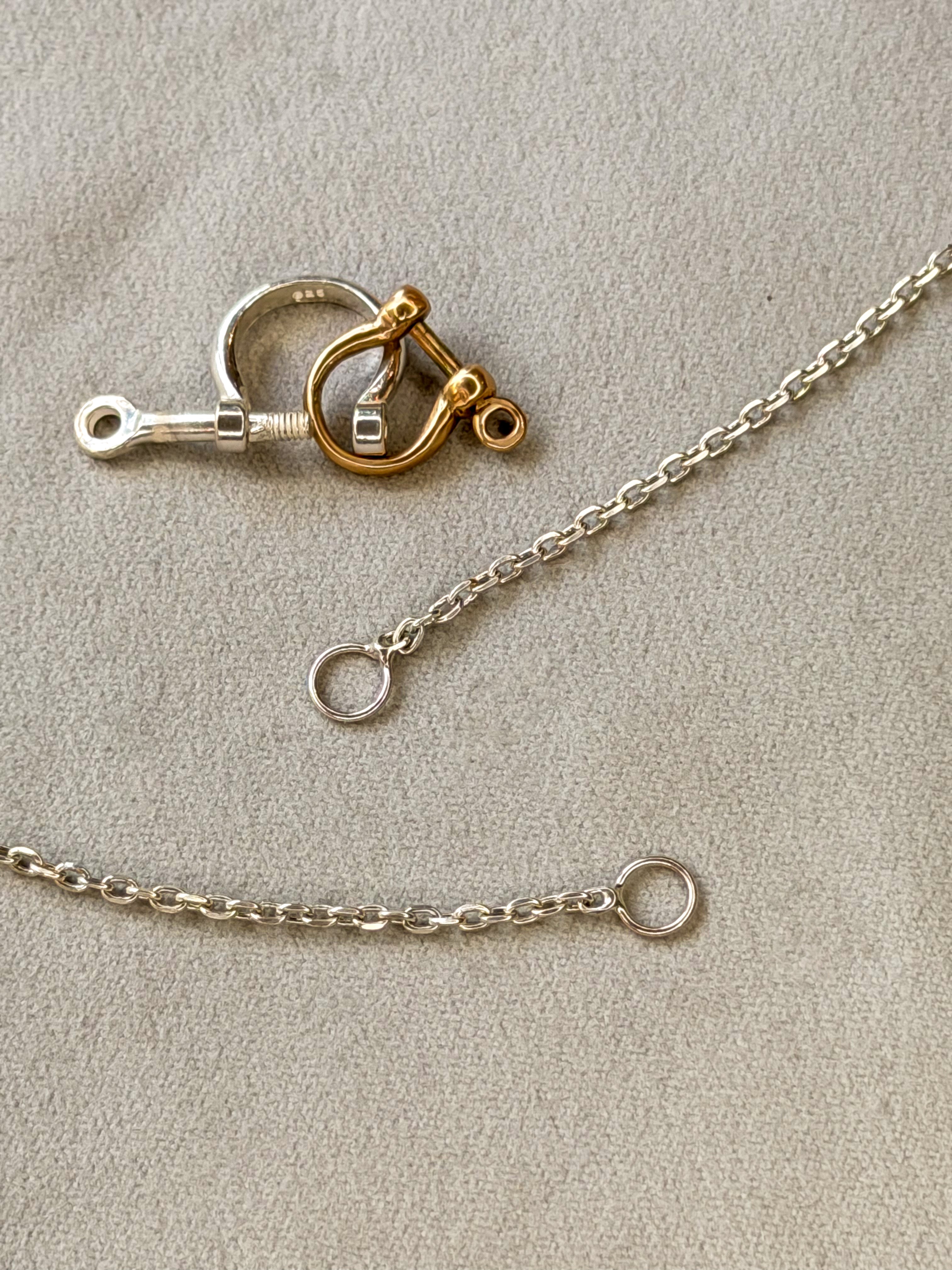Mini bow shackle in 14k gold