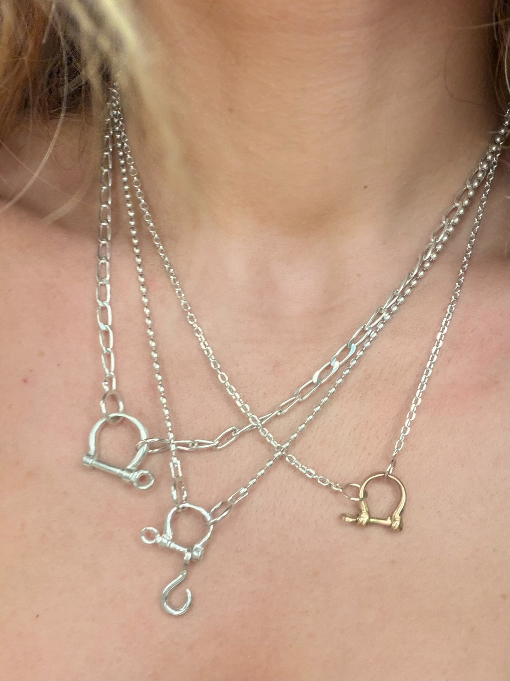 Mini bow shackle in 14k gold