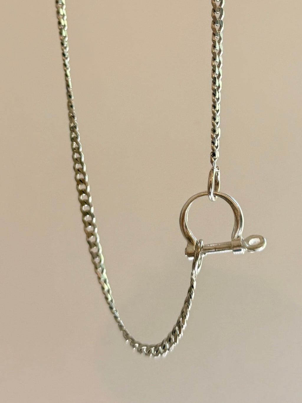 Bow shackle