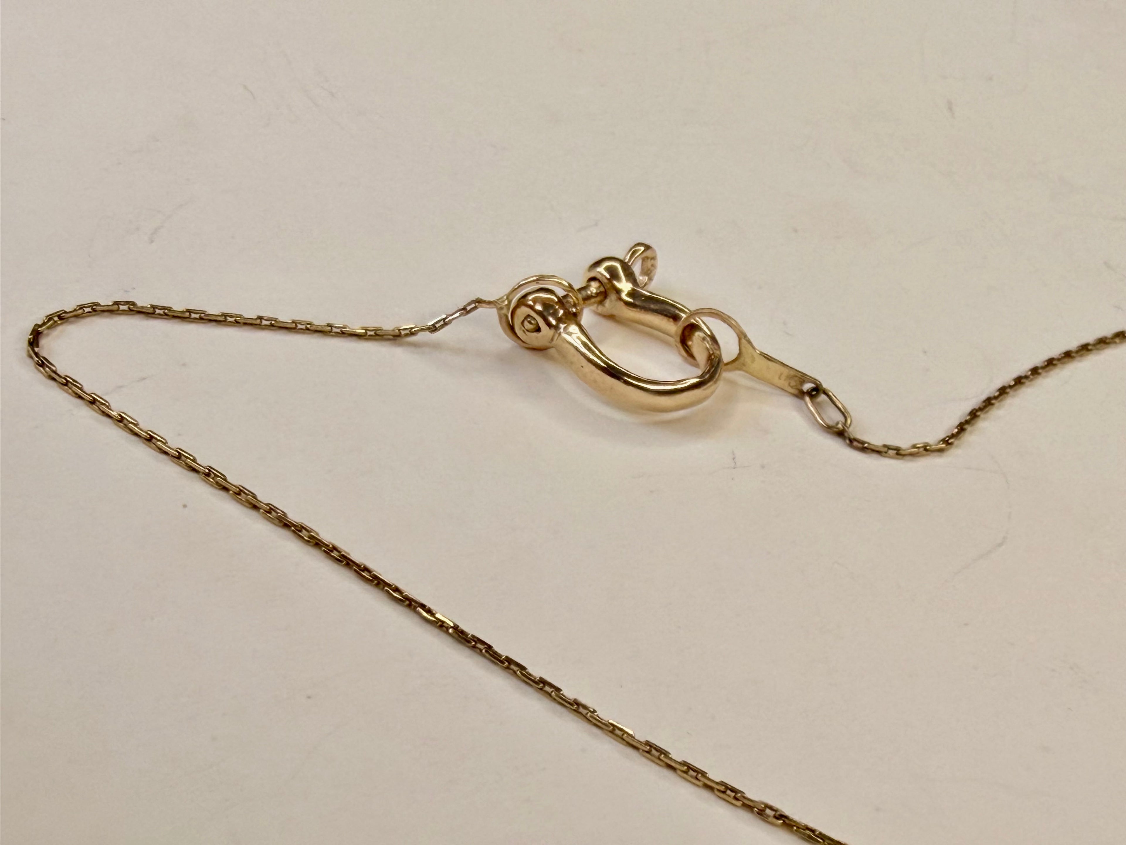 Mini bow shackle in 14k gold