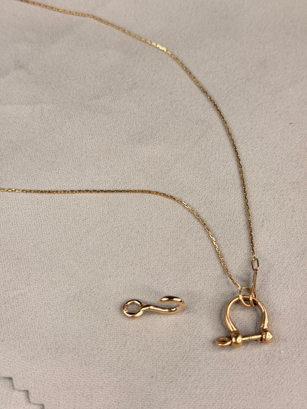 Hook charm 14k
