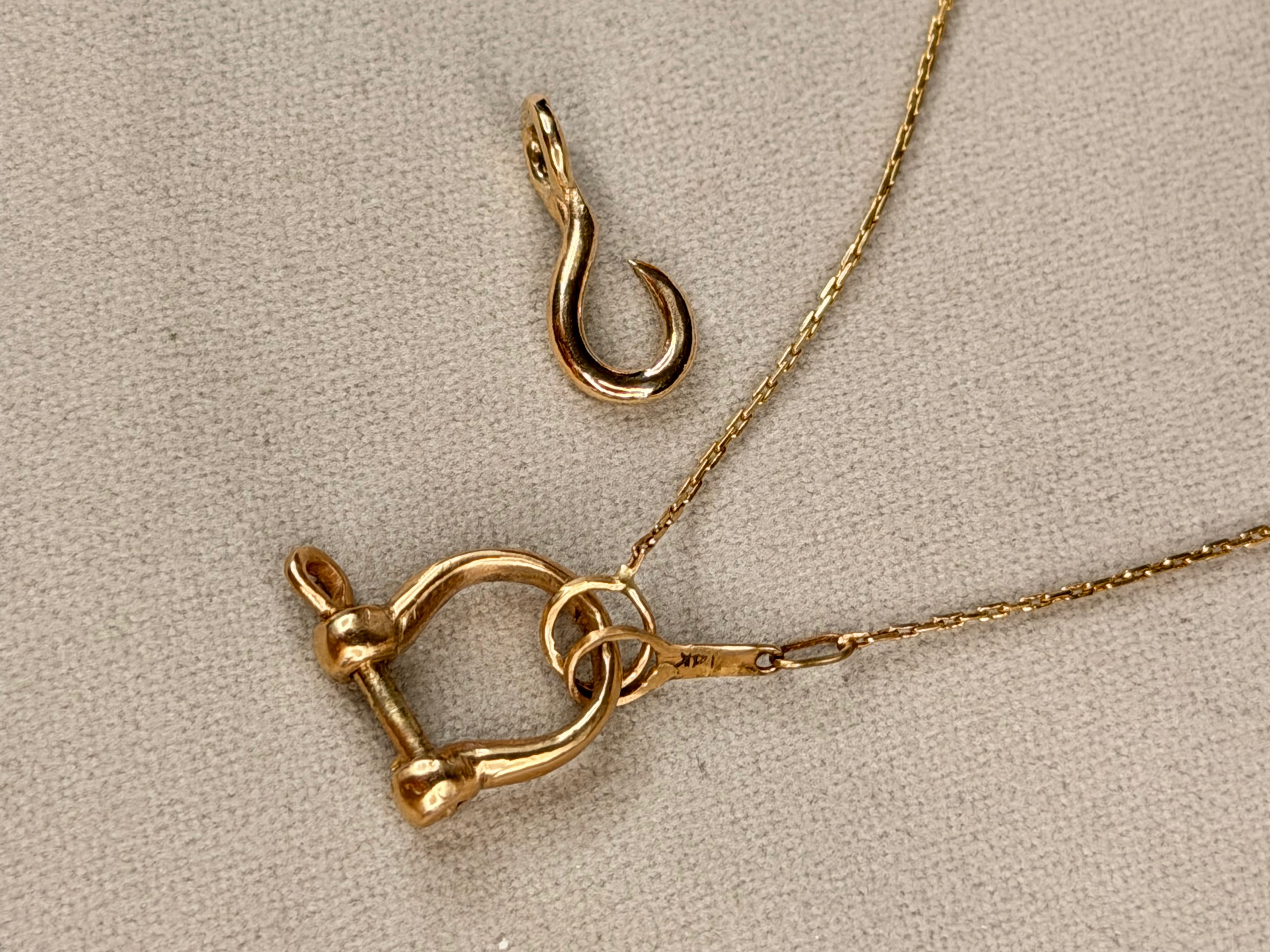Mini bow shackle in 14k gold
