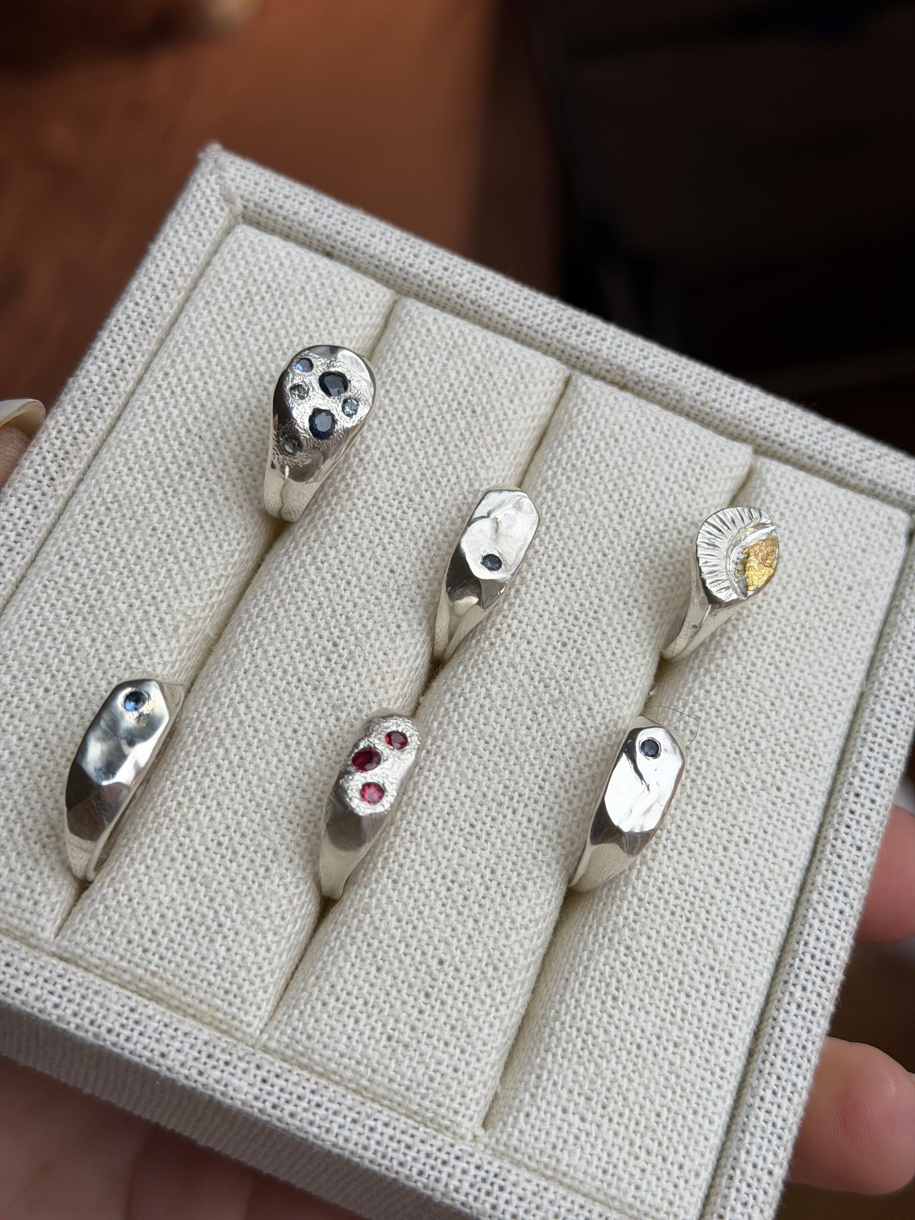 Sapphire rectangular ripples signet