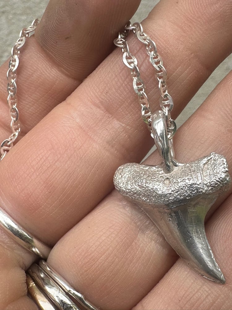 Center Mount Mako Charm 