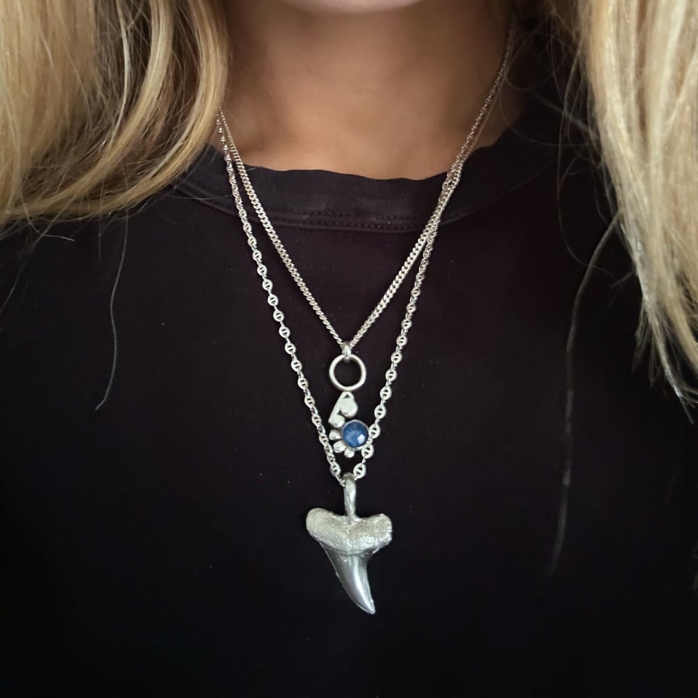 Center Mount Mako Charm 