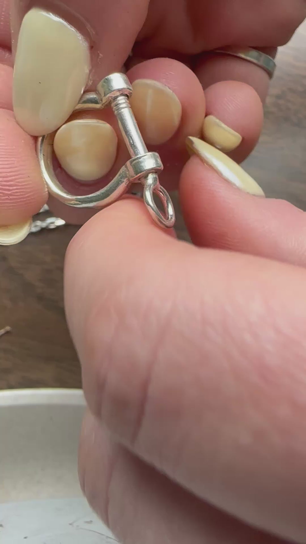 Bow shackle